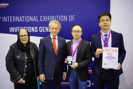 李箭团队照片左边俩人是大会主席,右一是我们组博士生马吉阳,右二是颜冬副教授